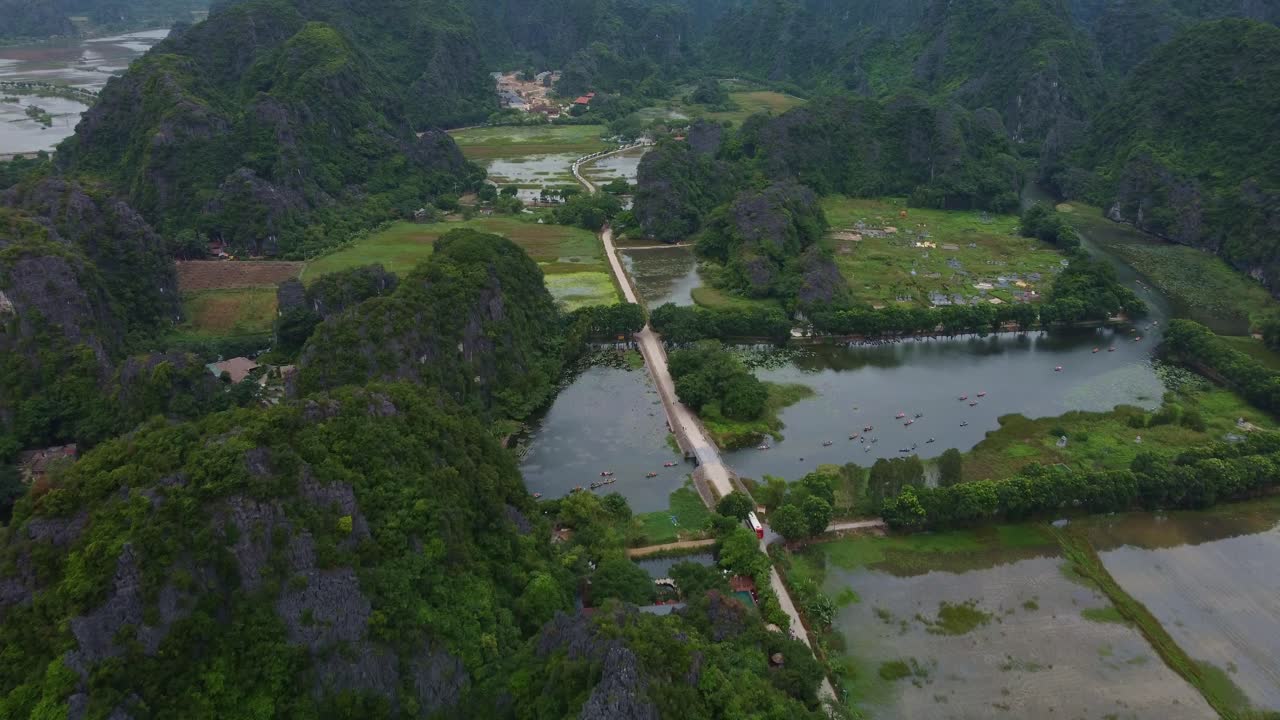 베트남의  은 푸른 석회암 언덕과 조용한 수로를 보여줍니다.