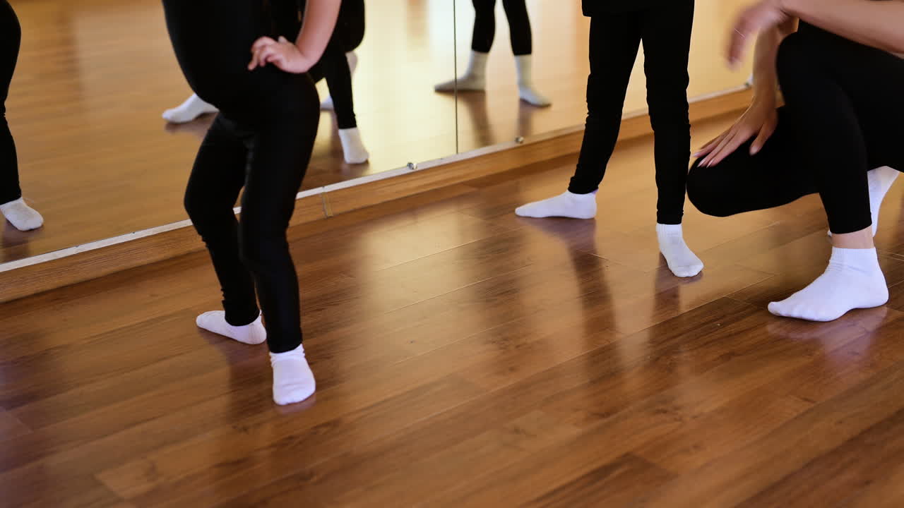 클래식 댄스 수업에 있는 알아볼 수 없는 아이들