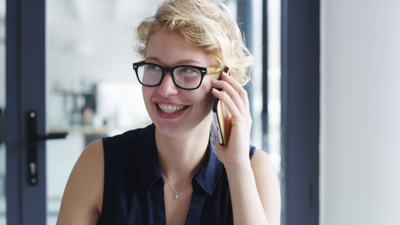 Hun tar telefonsamtaler som får ting til å skje