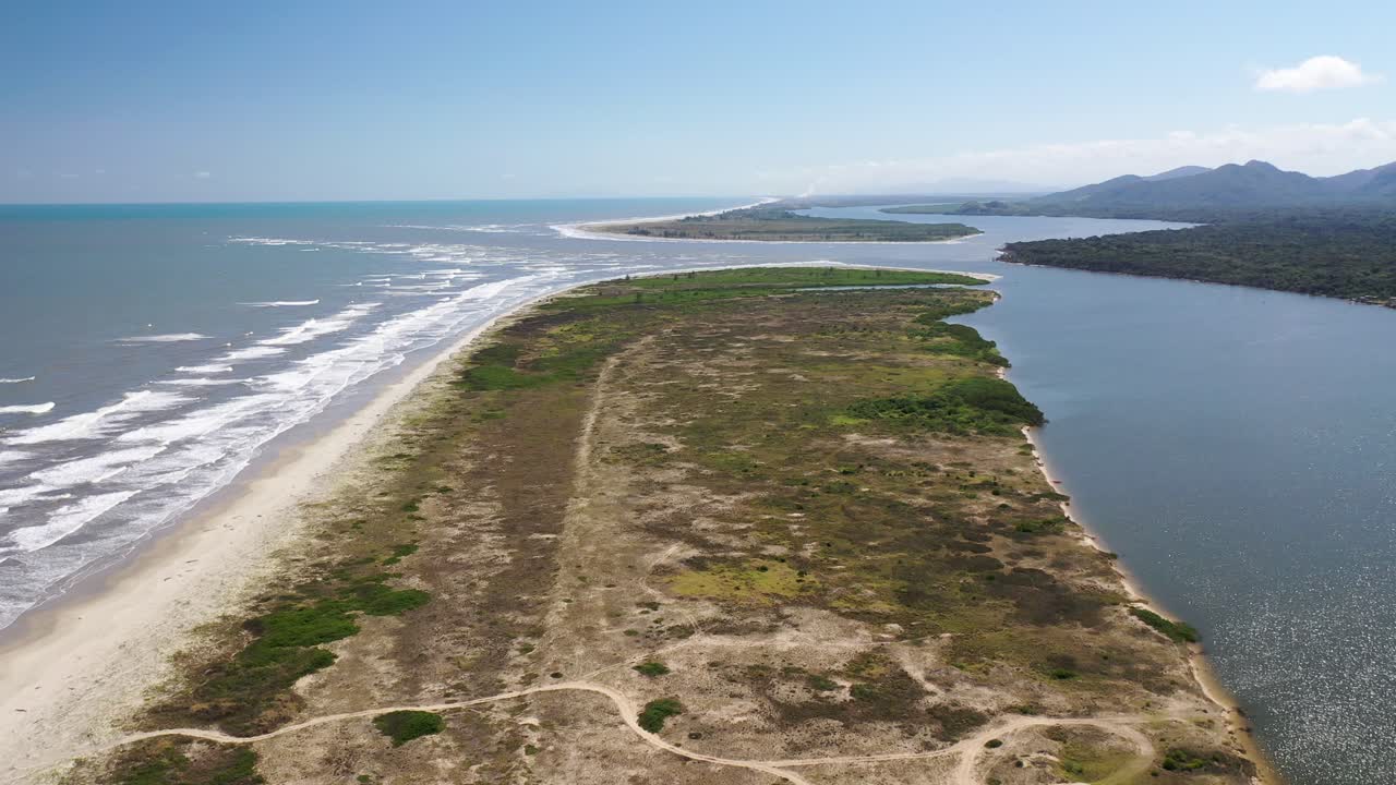 encuentro de aguas, agua dulce del rio con el agua salada del mar, estuario