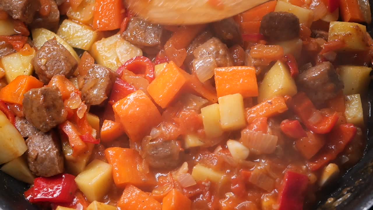 Mexendo um Guisado Substancioso de Carne e Legumes Numa Panela