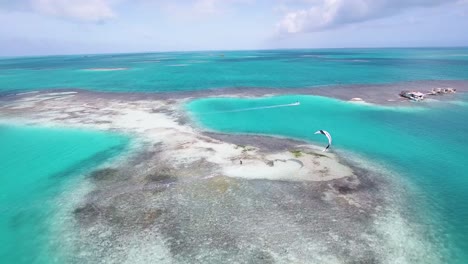 dos amigos disfrutan de unas lujosas vacaciones de kitesurf en las islas del caribe, palafito los roques