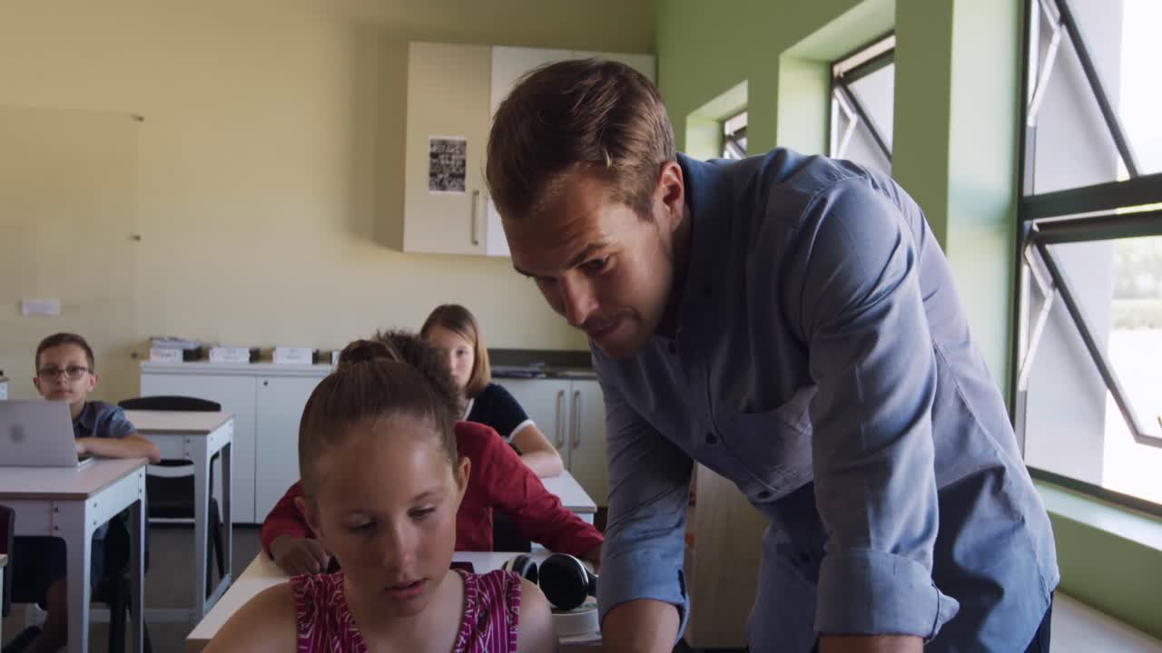 maestro masculino que enseña en la clase