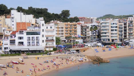 Zeitraffer-An-Der-Costa-Brava-Von-Girona-Blanes-Barcelona-Strand-Mit-Menschen-Schnelle-Kamera-Fixierte-Aufnahme-Türkisblaues-Meer