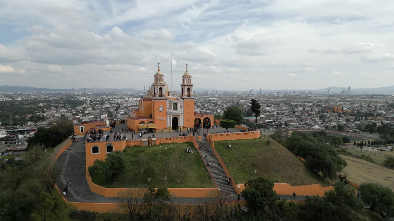 vista aérea de la pirámide y la iglesia de cholula al mediodía