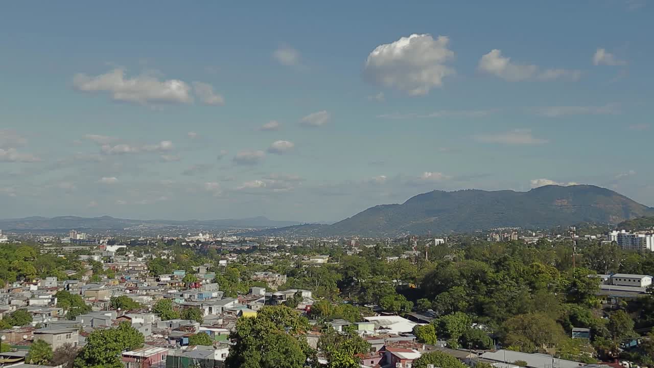 Lyhyt time-lapse-video panoraamanäkymästä San Salvadorin, El Salvadorin historiallisen alueen laaksosta