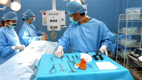 Surgeons-performing-operation-in-operation-room