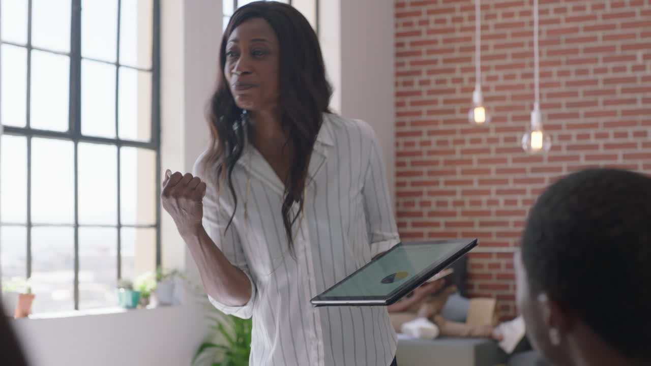 pessoas de negócios felizes reunindo-se comemorando o sucesso líder da equipe afro-americana mulher dançando engraçado desfrutando da celebração colegas de alto cinco compartilhando vitória corporativa bem sucedida na apresentação do escritório