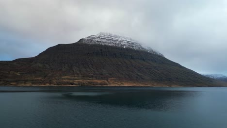 La-Espectacular-Montaña-Piramidal-Islandesa