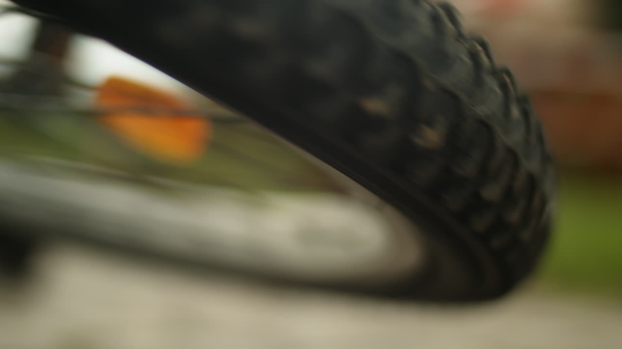 neumático de bicicleta gira en cámara lenta de ensueño, macro, bokeh