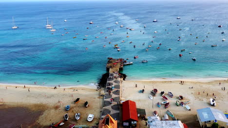 Toma-Aérea-Del-Muelle-De-Madera-De-Santa-María-En-La-Isla-De-Sal,-Cabo-Verde