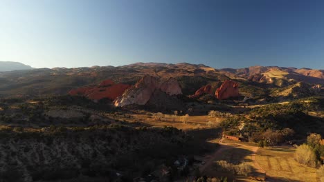 Jardín-De-Los-Dioses-Puesta-De-Sol-Cordillera-Panorámica-Panorámica-Aérea-4k