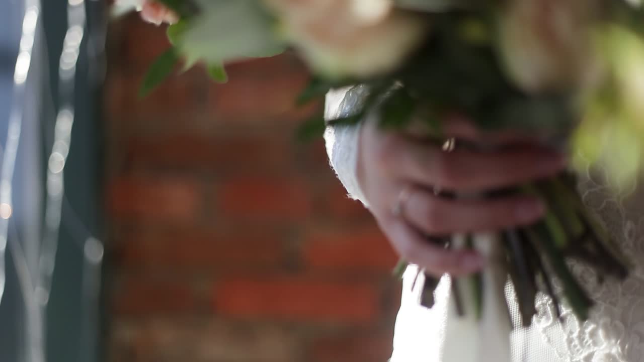 La sposa con il bouquet di nozze