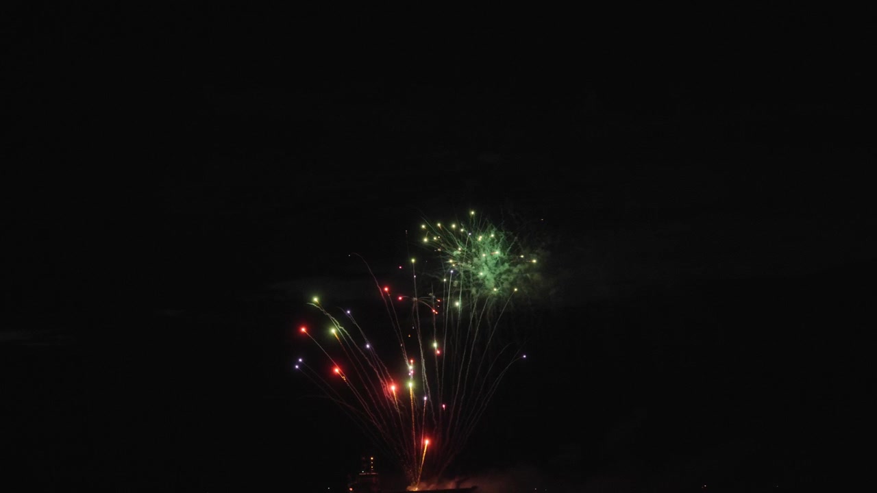 Fuochi d'artificio colorati che esplodono durante una celebrazione. Movimento rallentato.