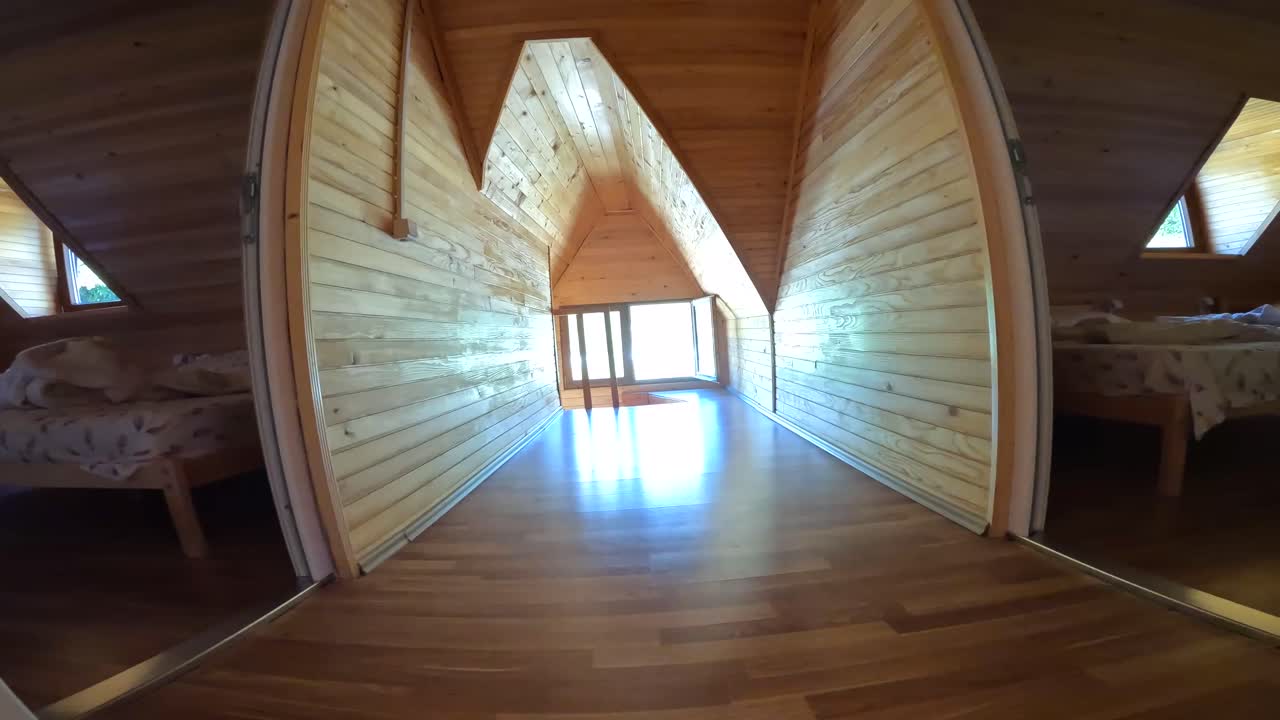 Interno di soffitta con pareti e finestre in legno