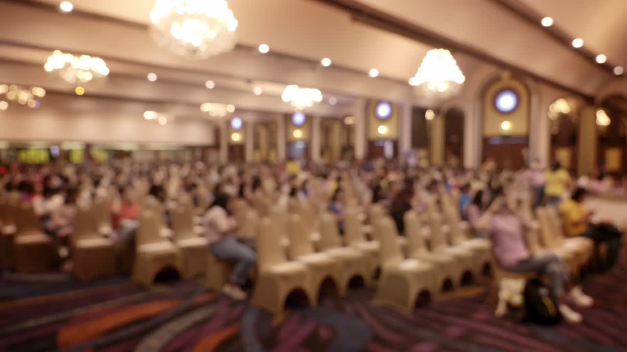 인터뷰를 위한 녹색 화면 배경 시트로 사용되는 세미나실의 사람들