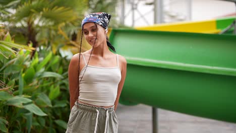joven disfrutando de un día en el parque acuático