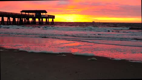 Slow-motion-aves-spilling-on-Tybee-Beach-during-the-morning