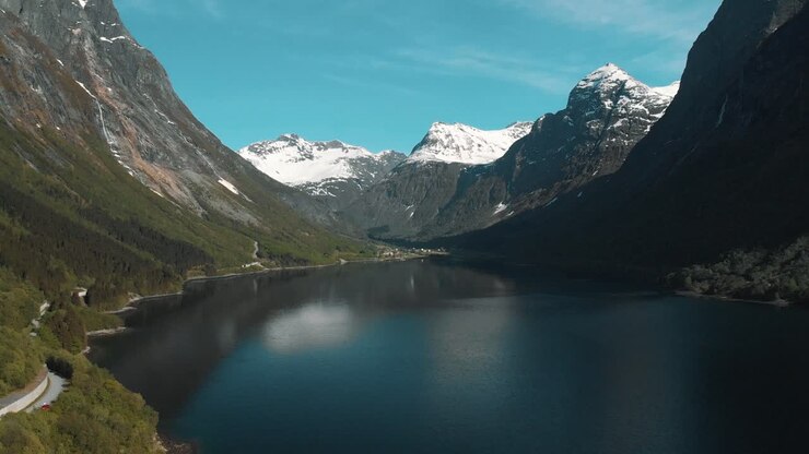 Una ripresa con drone di un fiordo norvegese