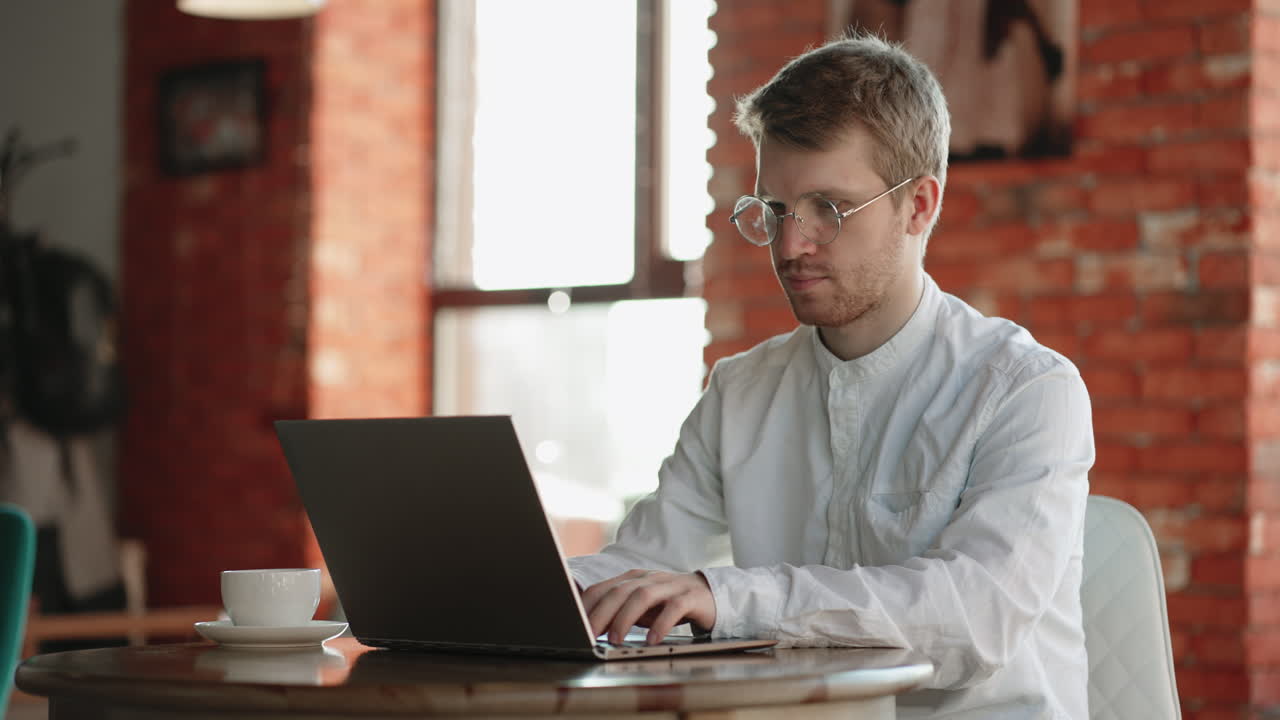 freelancer está trabajando con una computadora portátil en un acogedor café durante el día programador o especialista en ti utilizando conexión inalámbrica a internet
