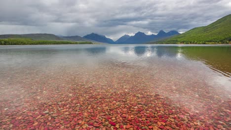 Guijarros-De-Colores-En-El-Lago-Mcdonald,-Montana,-Timelapse-De-Estados-Unidos