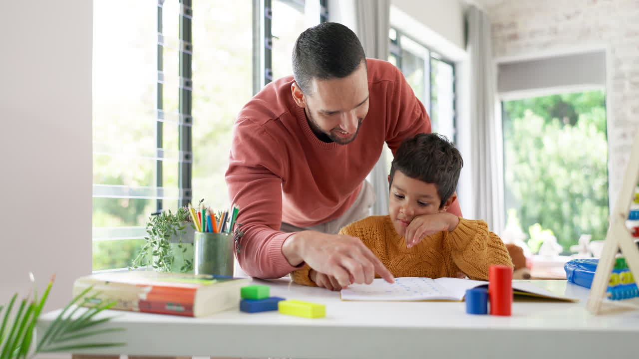 aprendizaje en el hogar, padre o niño de escuela en el jardín de infantes