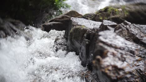 Cascada-En-Una-Jungla-Tailandesa