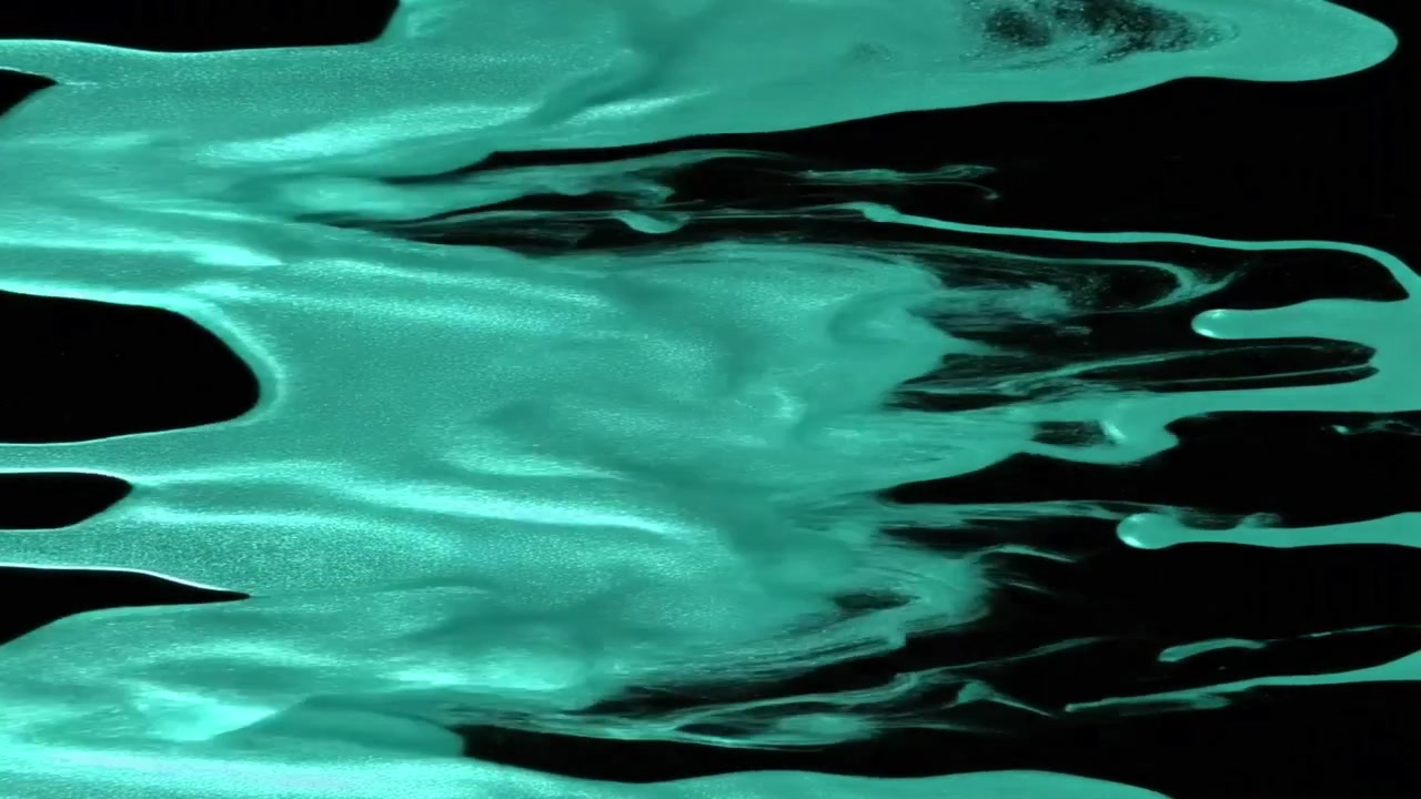 Vernice ottanio luccicante che cola su sfondo nero
