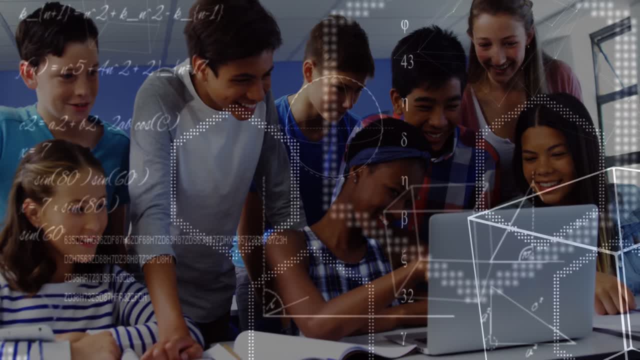 animación de fórmulas matemáticas que se mueven sobre alumnos felices y diversos que trabajan en una computadora portátil