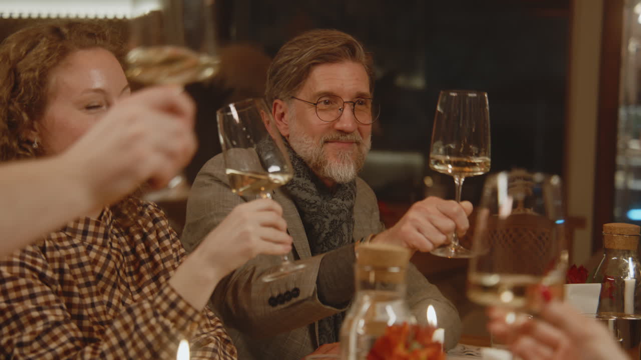 cena familiar con tostadas de vino
