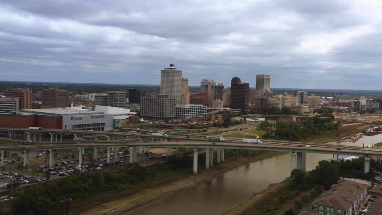 Vuelo aéreo hacia el horizonte de Memphis en un día nublado.