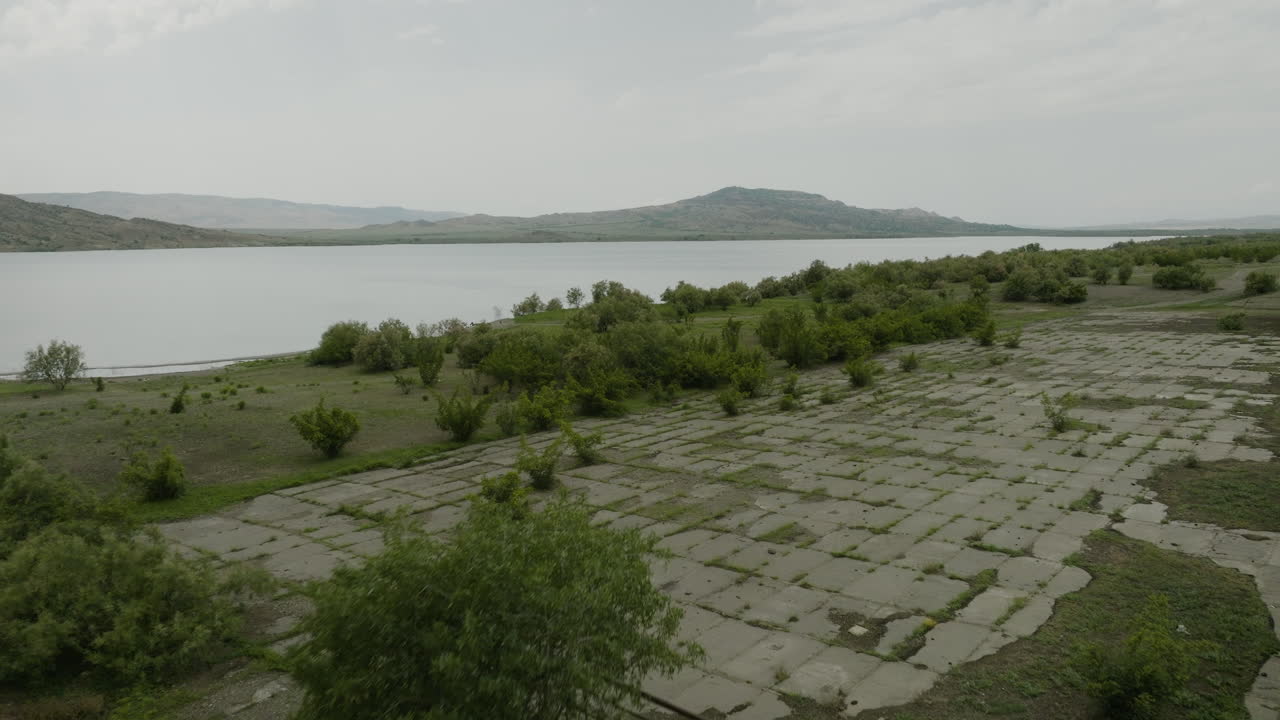 muro de dique de hormigón con puente en la orilla del embalse de dali mta, georgia