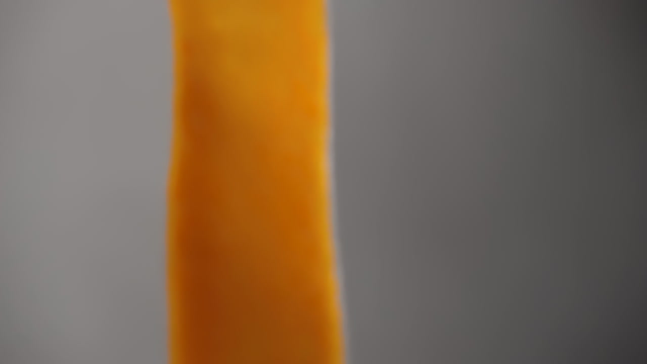 달 ⁇ 한 감자 조각은 세비치 셰프 요리의 일부로 느린 동작으로  ⁇ 에서  ⁇ 으로 움직입니다 - 극단적인 클로즈업 포르노 푸드