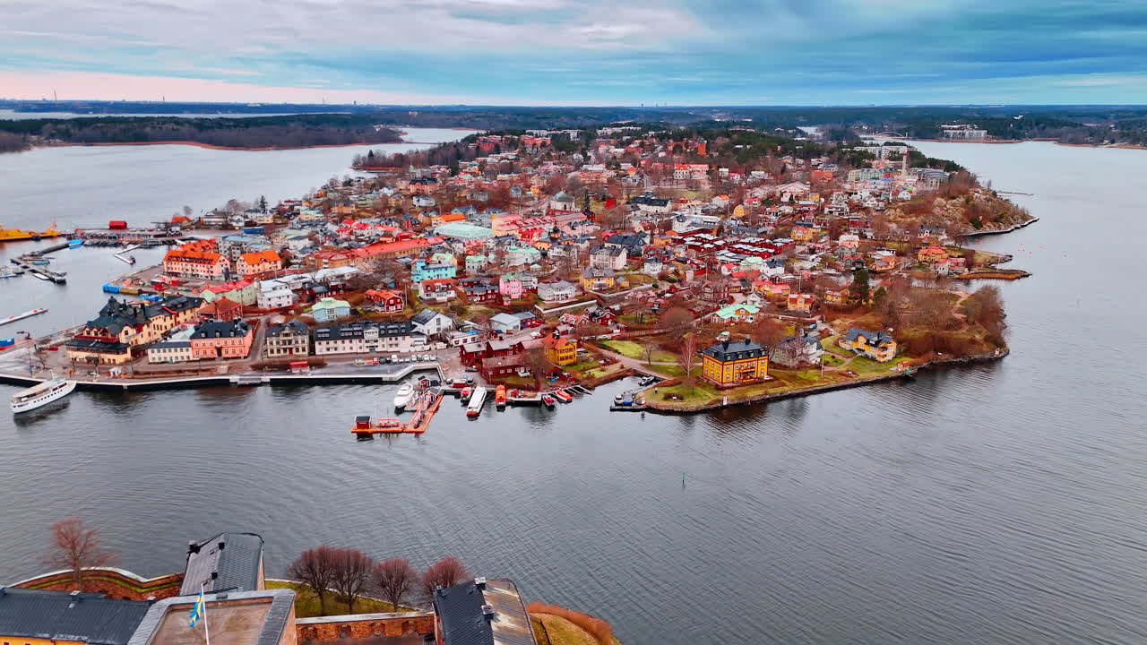 Imágenes sobre la Fortaleza de Vaxholm acercándose al paisaje urbano. Paisaje colorido de la ciudad de Suecia en un día nublado