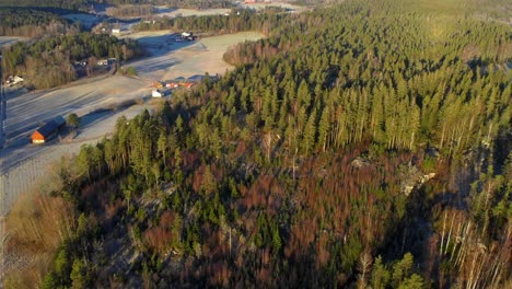 Luftaufnahme-Vom-Schwedischen-Wirtschaftsgebäude-Im-Herbstfeld