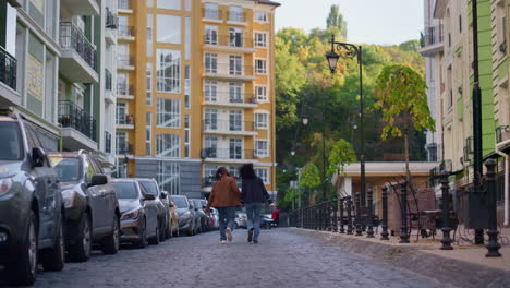 un couple joyeux explorant la ville se tenant par la main, vue arrière. des voyageurs urbains marchent dans la rue.