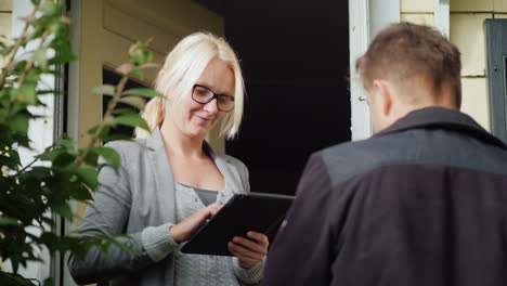 delivery man delivers parcel