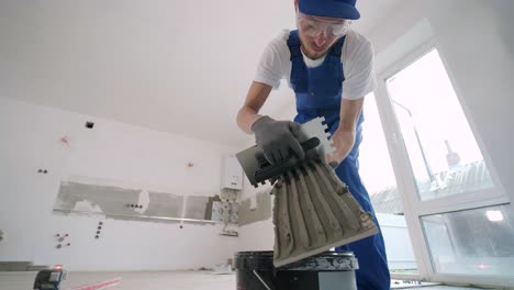 instalación de azulejos de cerámica para el suelo - medición y corte de las piezas. construcción, renovación, reparación de apartamentos. cortes de baldosas. corte de baldosas