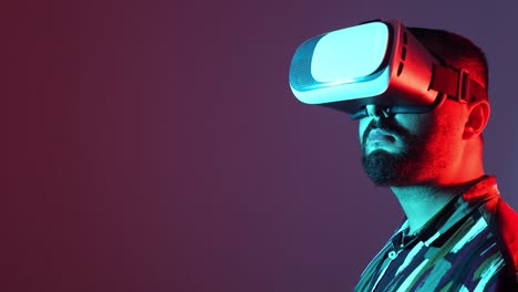 Junger-Mann,-Der-Eine-Virtual-reality-brille-Mit-Kopierraum-Trägt