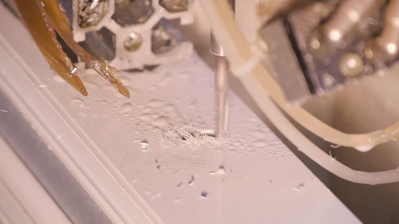 작업 중인 산업용 굴착 기계