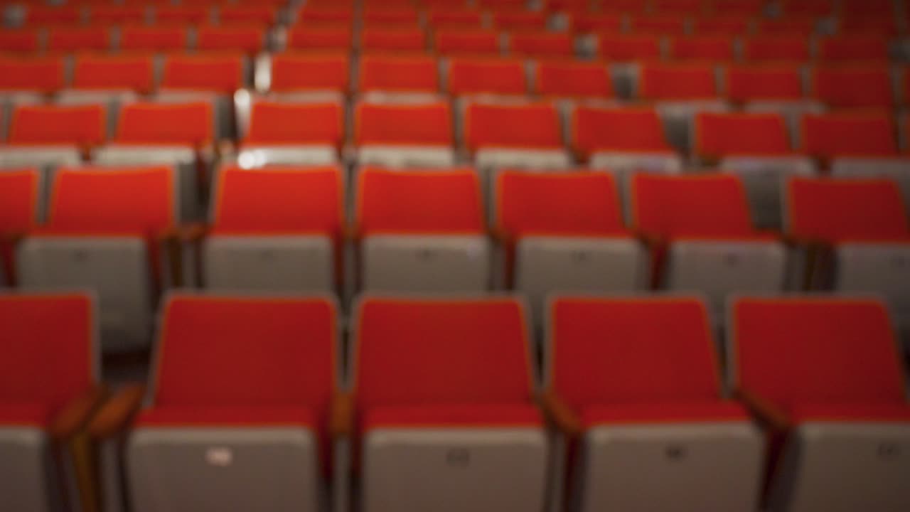 asientos vacíos en el teatro