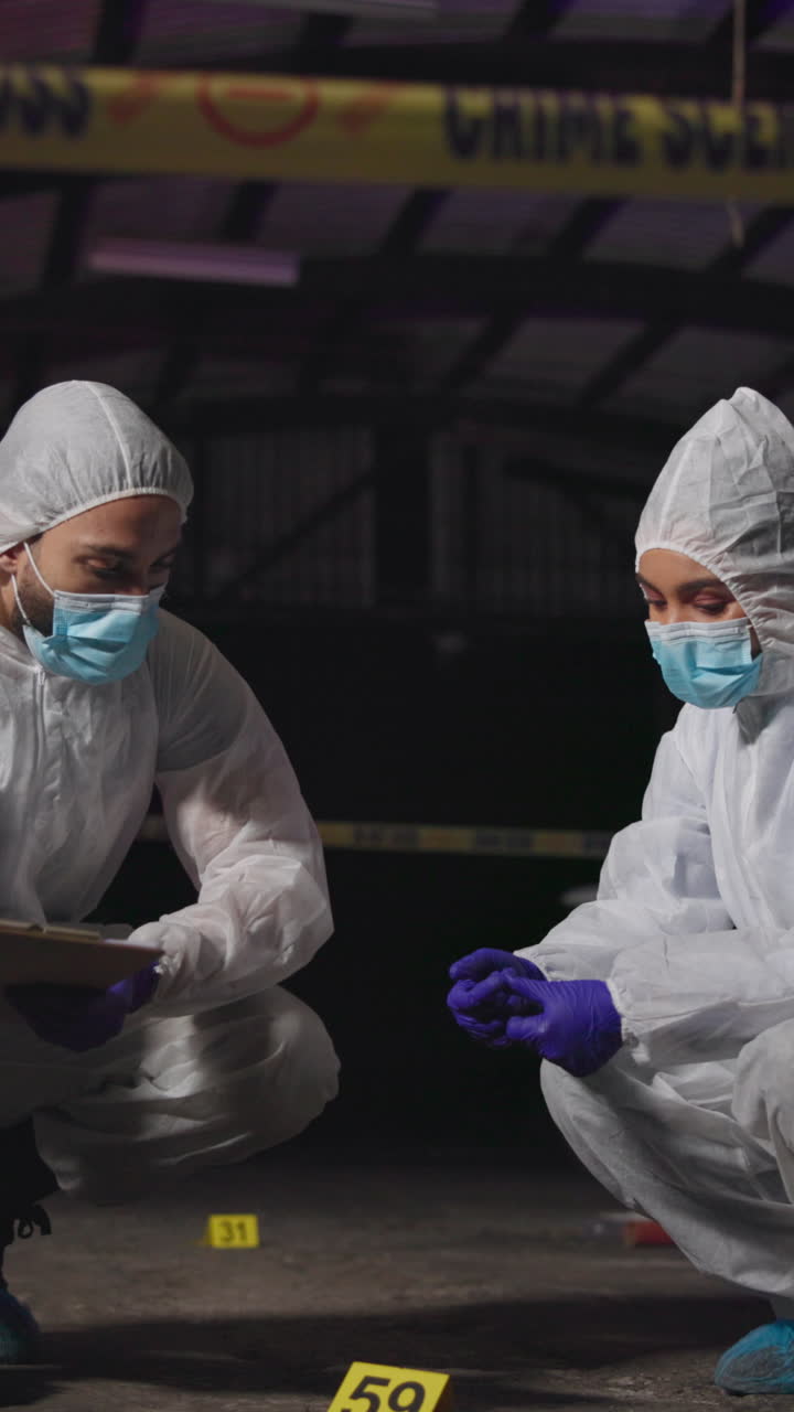 두 명의 형사가 범죄 현장을 조사합니다.