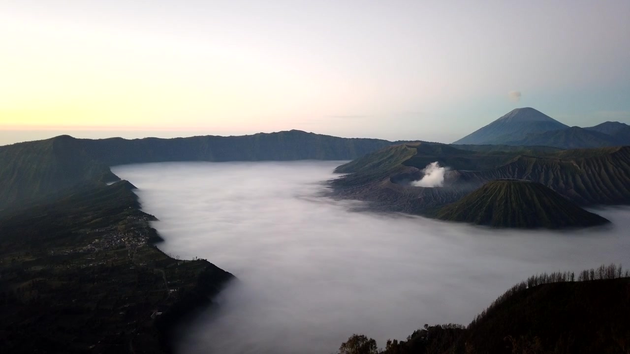 Video time-lapse dell'alba ripreso sul Monte Bromo, Giava Orientale. Scenario dell'alba
