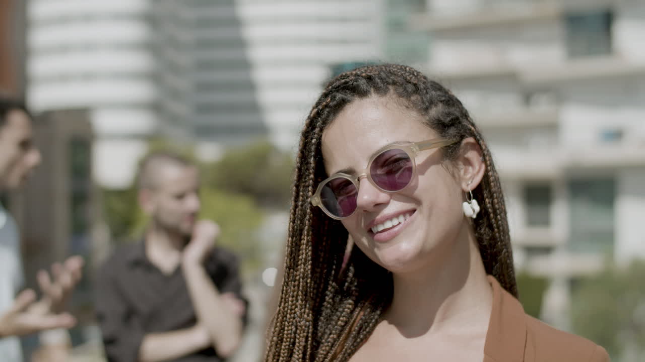 카메라에 포즈 웃는 사업가의 전면 모습