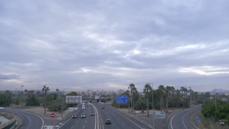 Herunterschwenken-Auf-Einer-Autobahn-Auf-Einer-Brücke