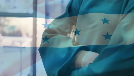 animación de la bandera de honduras ondeando sobre los cirujanos con máscaras faciales