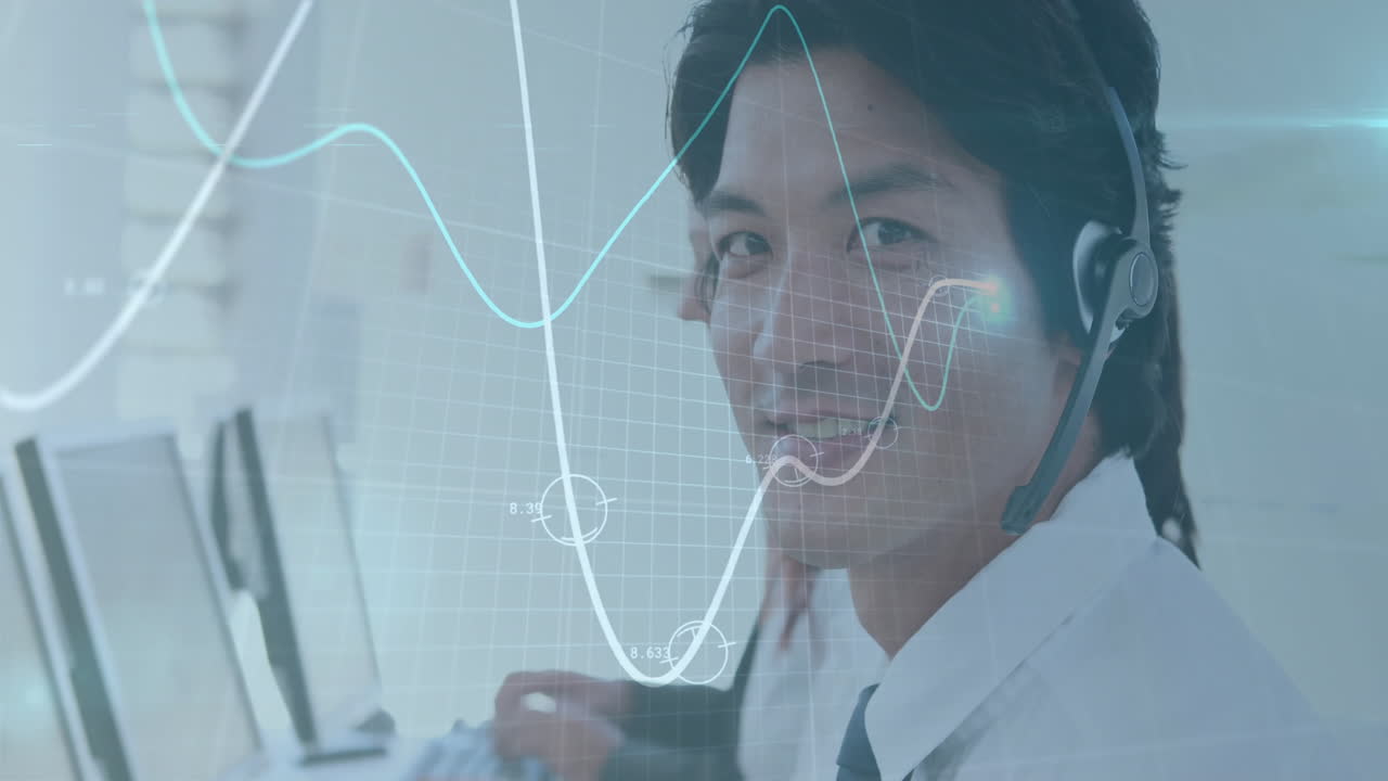 전화 헤드과 컴퓨터를 사용하는 아시아 사업가에 대한 금융 데이터 처리의 애니메이션