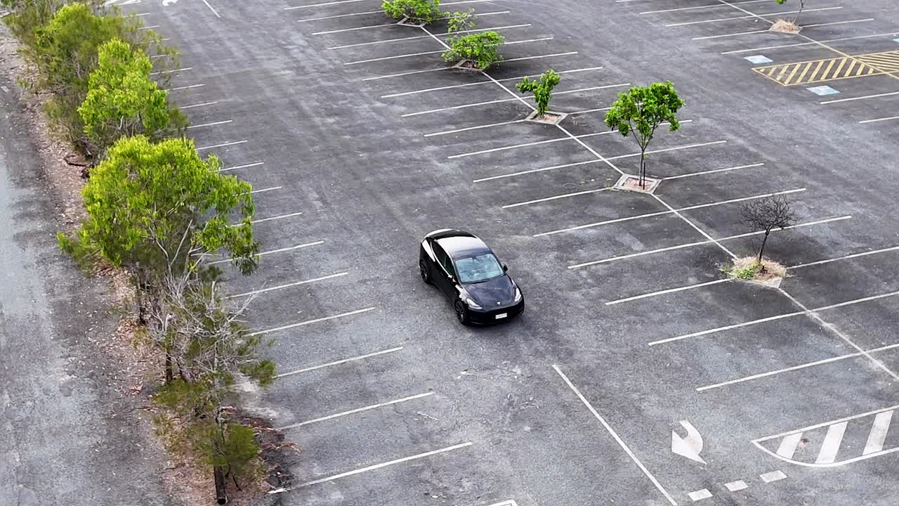 차가 있는 빈 주차장