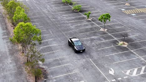 estacionamiento vacío con un coche