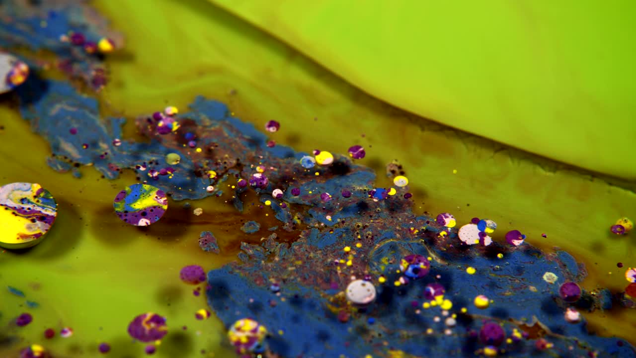 abstractas burbujas de acrílico colorido y pintura alimentaria en el agua